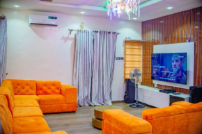 Superb 2-Bedroom Duplex FAST WiFi+24Hrs Power